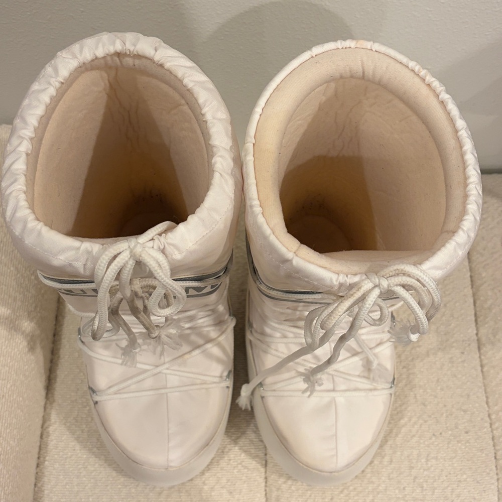 White moon boots - Picture 3 of 5